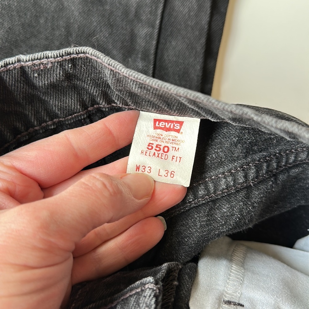 LEVIS Tall Vintage 550 High Rise 90’ mom jeans in black relaxed fit - Picture 4 of 12